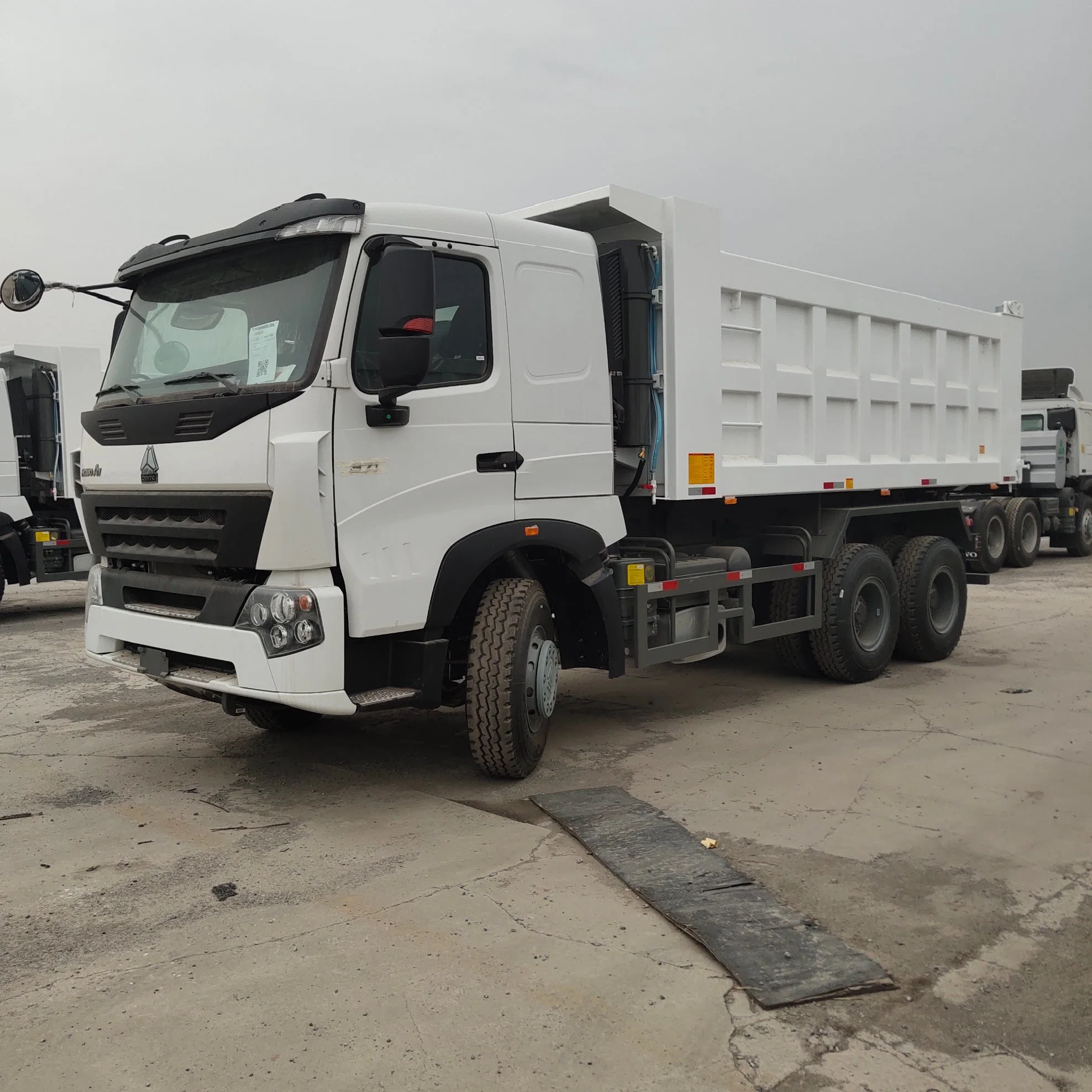 Sinotruk HOWO 6X4 8X4 10 Wheels 12 Wheeler 20 25 Cubic Dumper Truck 336 HP 371 HP 40 50 Ton Heavy Duty Dump Truck Price New Tipper Truck China Manufacturer