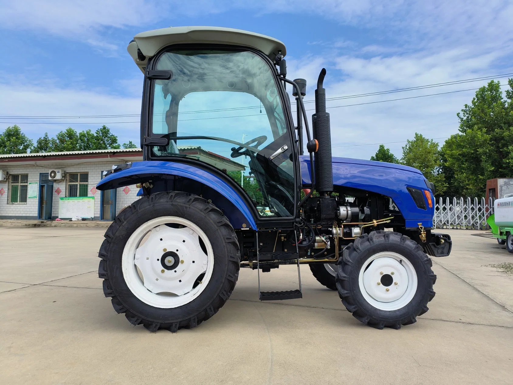 Mini-tracteur sur pneus agricole 3 cylindres 4 RM de haute qualité 24 ch. Avec cabine Xingtai 244