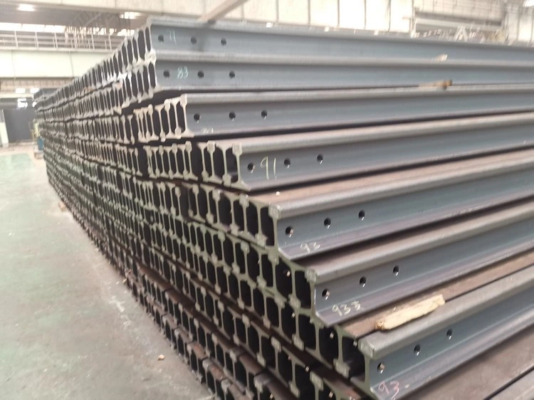 4-60kg Qu Q235 55q 45/50/U71mn Normes industrielles Rails en acier pour grues légères et lourdes de chemin de fer Voie ferrée en acier inoxydable traité thermiquement.