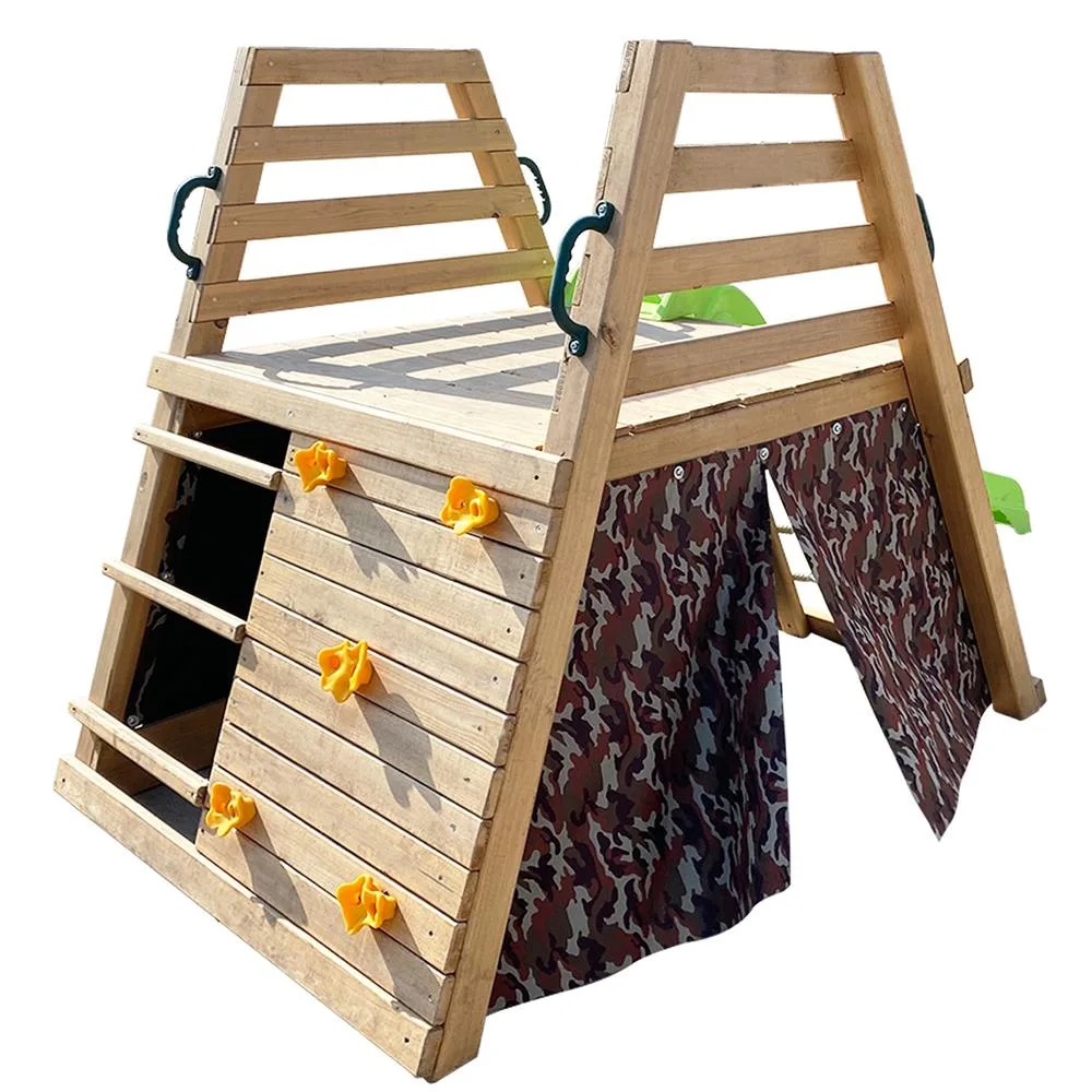 Toboggan en bois avec corde d'escalade et balançoire pour enfants.