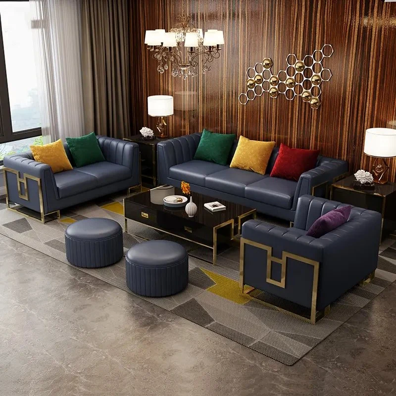 Appartement de mode conçu avec un salon moderne classique, des meubles de maison et un ensemble de canapés en cuir véritable de luxe.