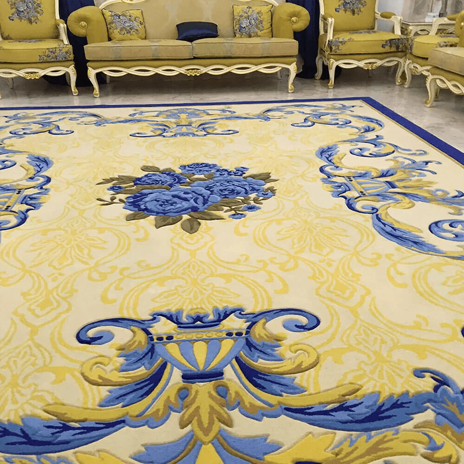 Tapis en laine sur mesure avec motif fait main pour le salon.