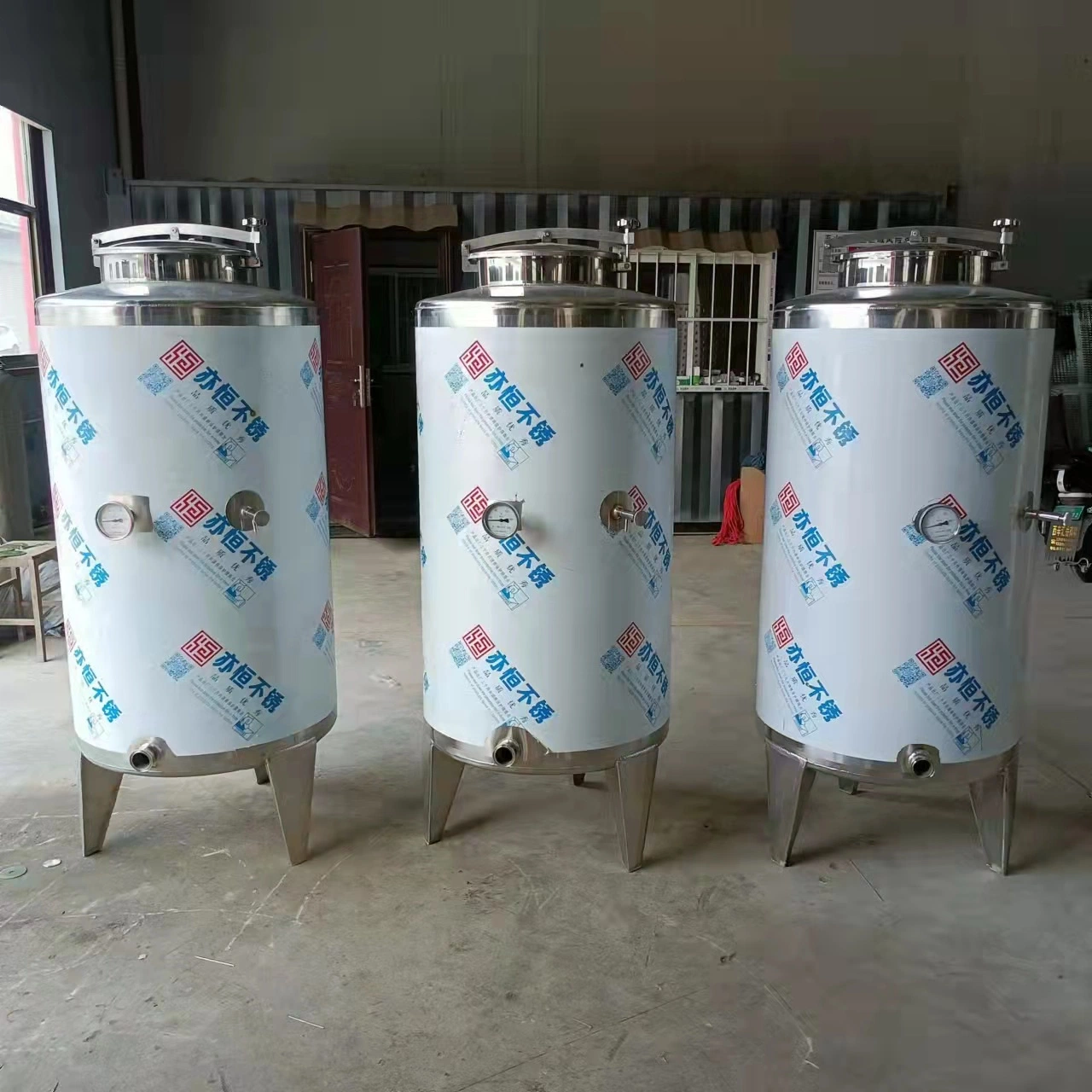 Oil Gas Water Beer Milk Alcohol Chemical Medical Tanks for Storage Mixing Production Transport