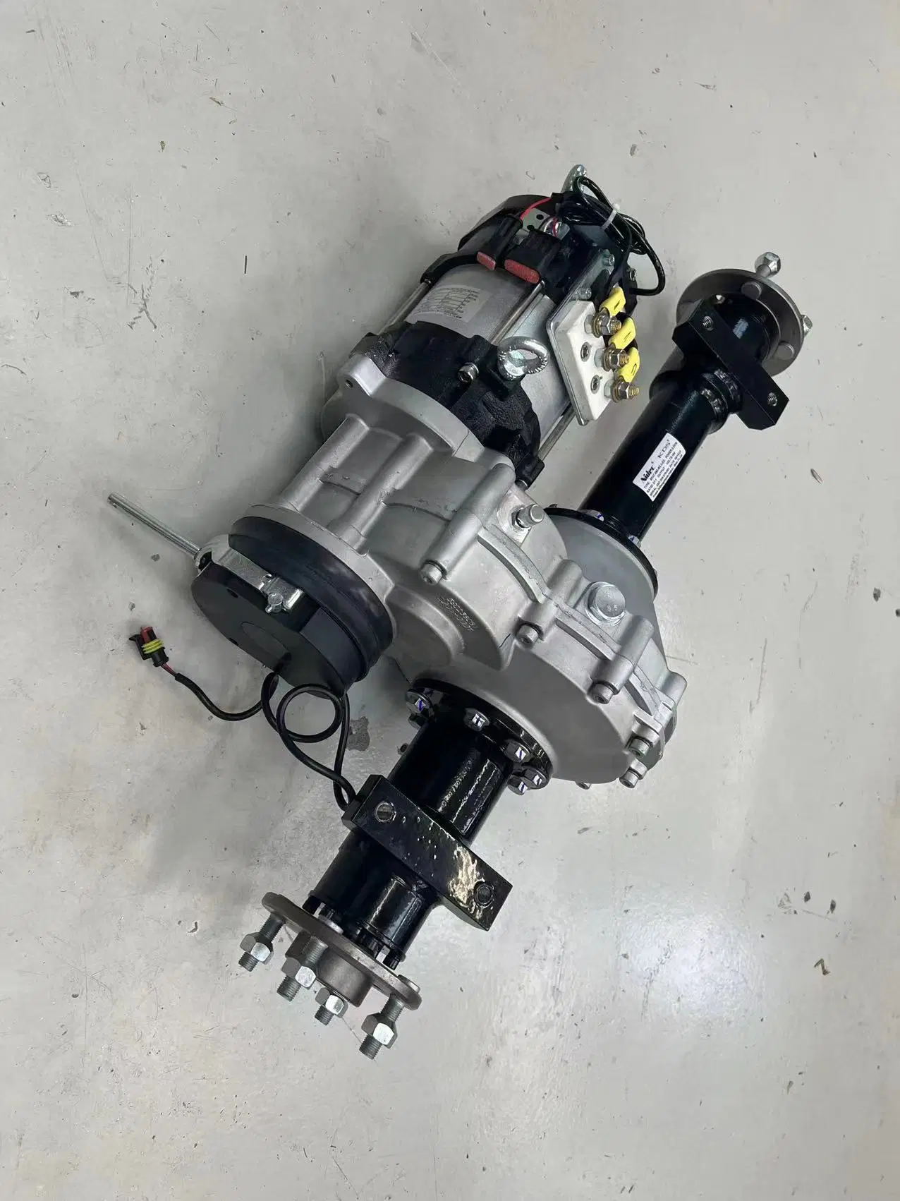 Electric Transaxle Rear Axle 48V 2200W 57: 1 on Mobile Transporter and Electric Cart