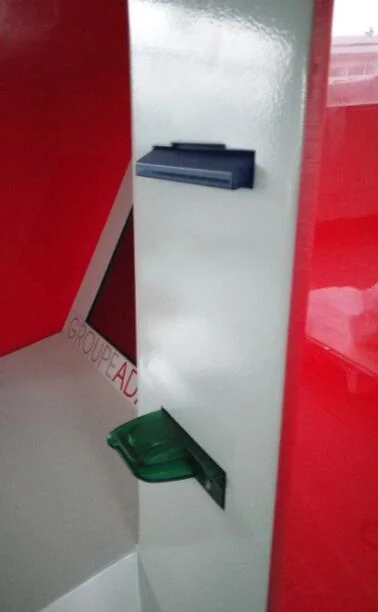 Machine ATM avec une vérification de la réception et de distributeur