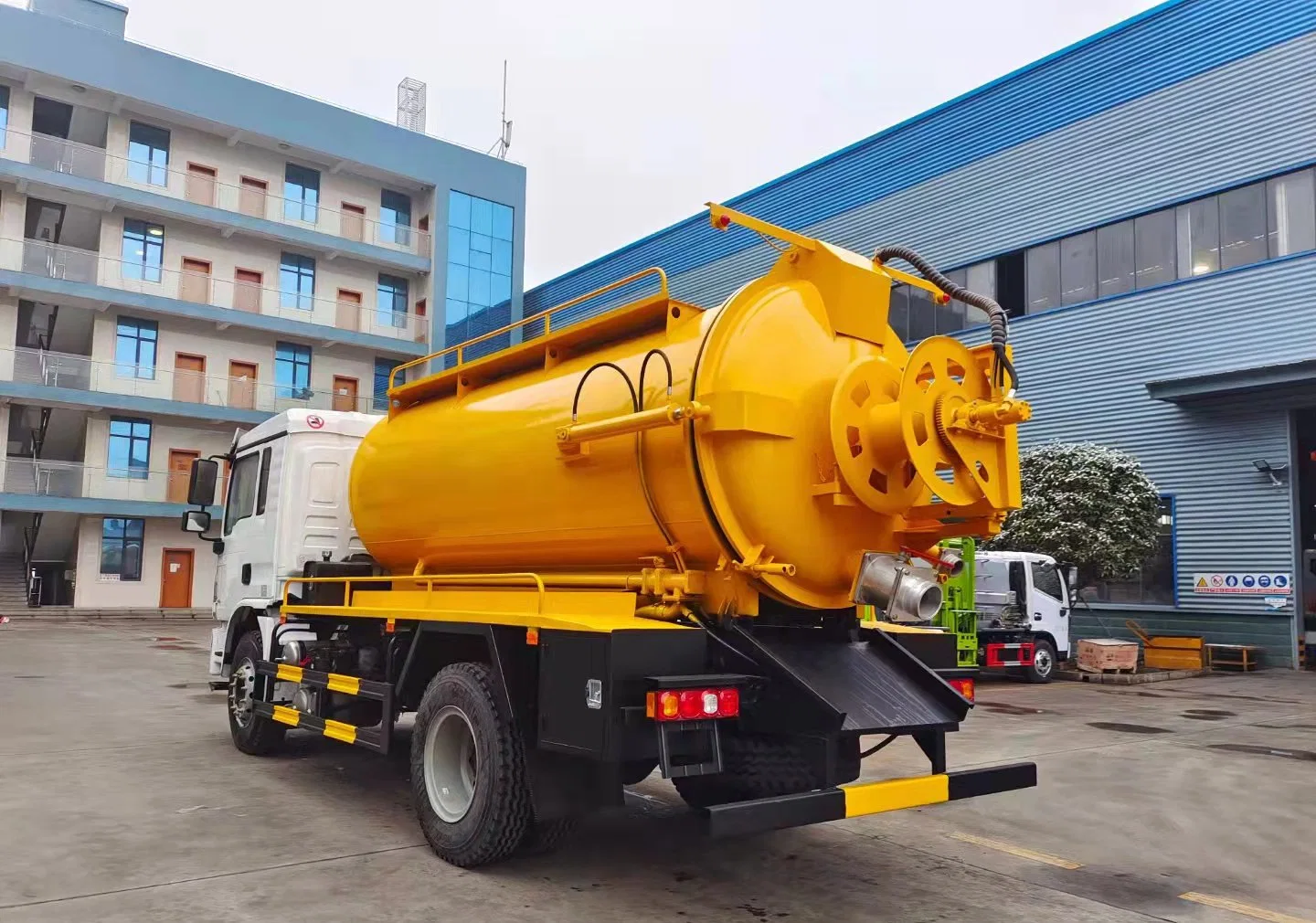 Shacman L3000 6 Wheeler 12000L Italia inodoro cisterna de aguas residuales de la marca de vacío Limpiador de camión de succión