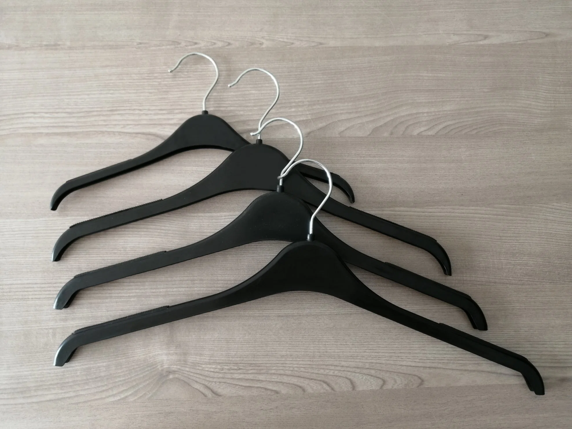 Plastic Rack Top Clothes Sweater Hanger with Metal Hook for Adult