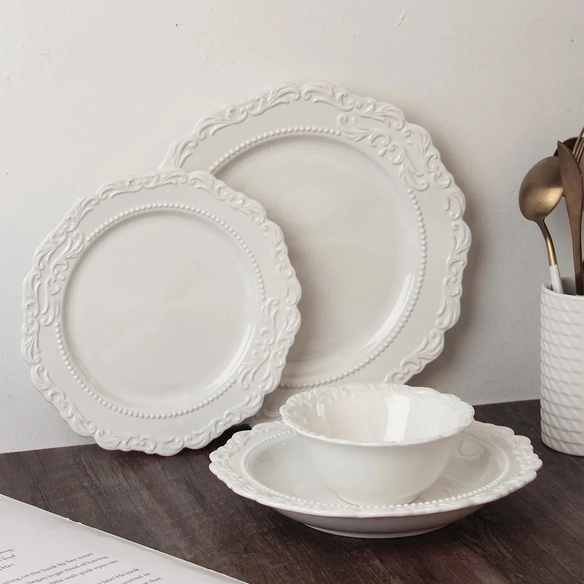 Supplier Wholesale European Embossed Ceramic Plate Creative White Ceramic Dessert Cake Salad Plate Ceramic Tableware Set