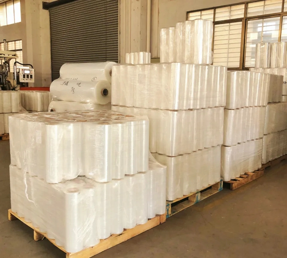 Película retráctil de venta en caliente LLDPE Stretch Film 15 pulgadas 1000 pies Calibre 60 para el transporte de palets con práctico mango de plástico