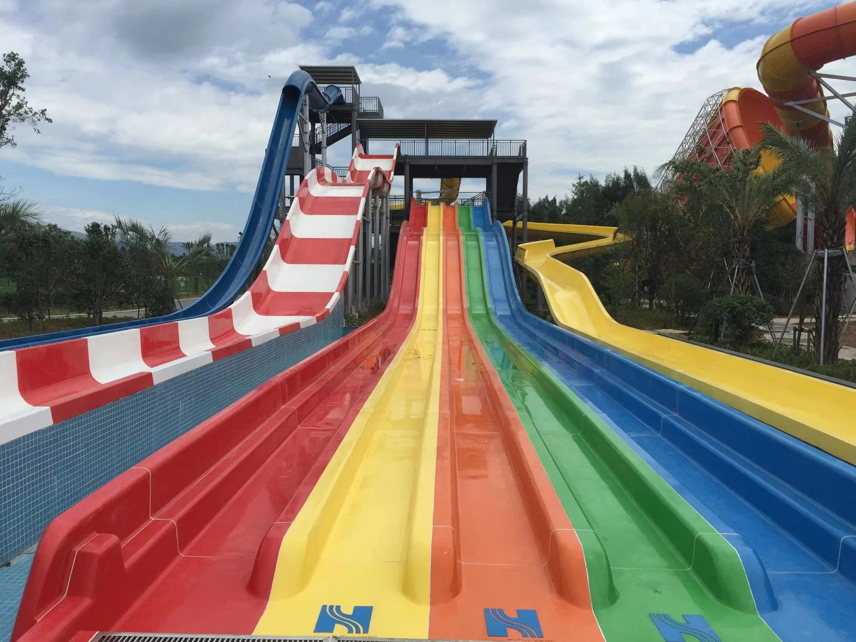 Large Outdoor Fiberglass Water Park Slide, Exciting Water Park Equipment Tubes Manufacturer