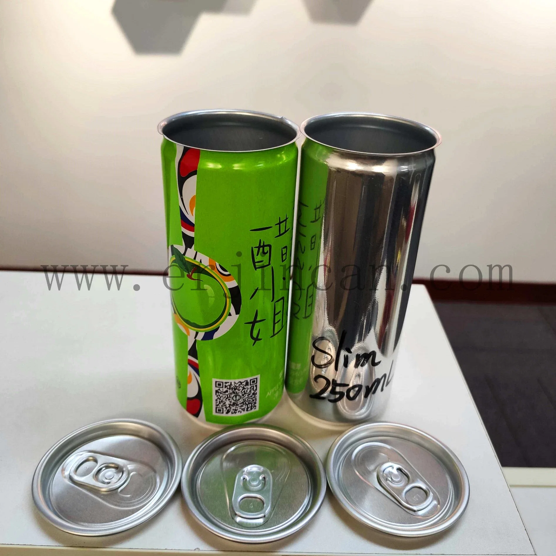 Slim vacía el aluminio de latas de 250 ml de vino