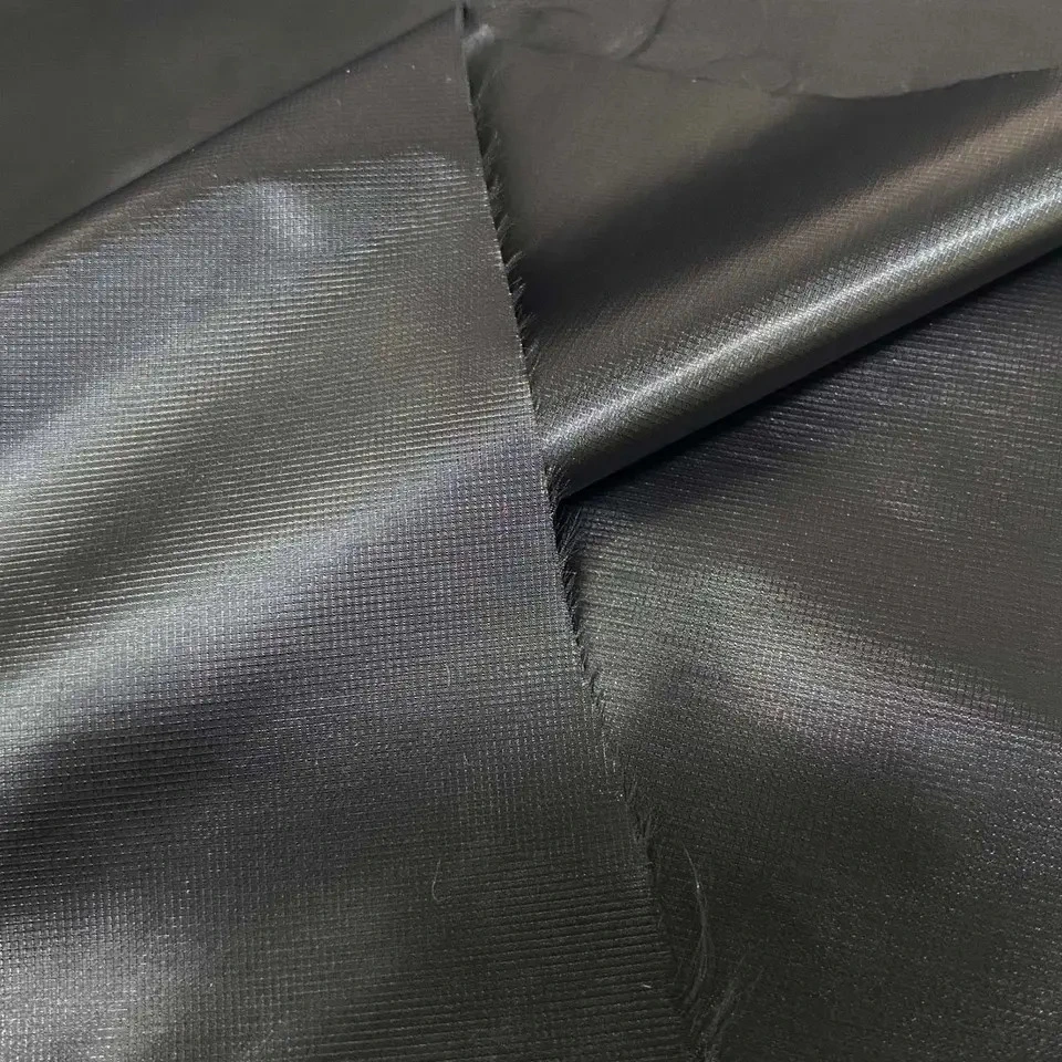 Venta total 100% poliéster 50D 300t Dope Dye Taffeta Poly Forro de sarga Cire impermeable 63GSM para tejido de chaqueta