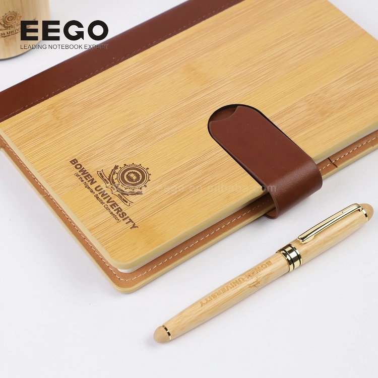 Coffret cadeau d'entreprise de luxe avec un carnet en bambou classique pour cadres, stylo et bouteille.