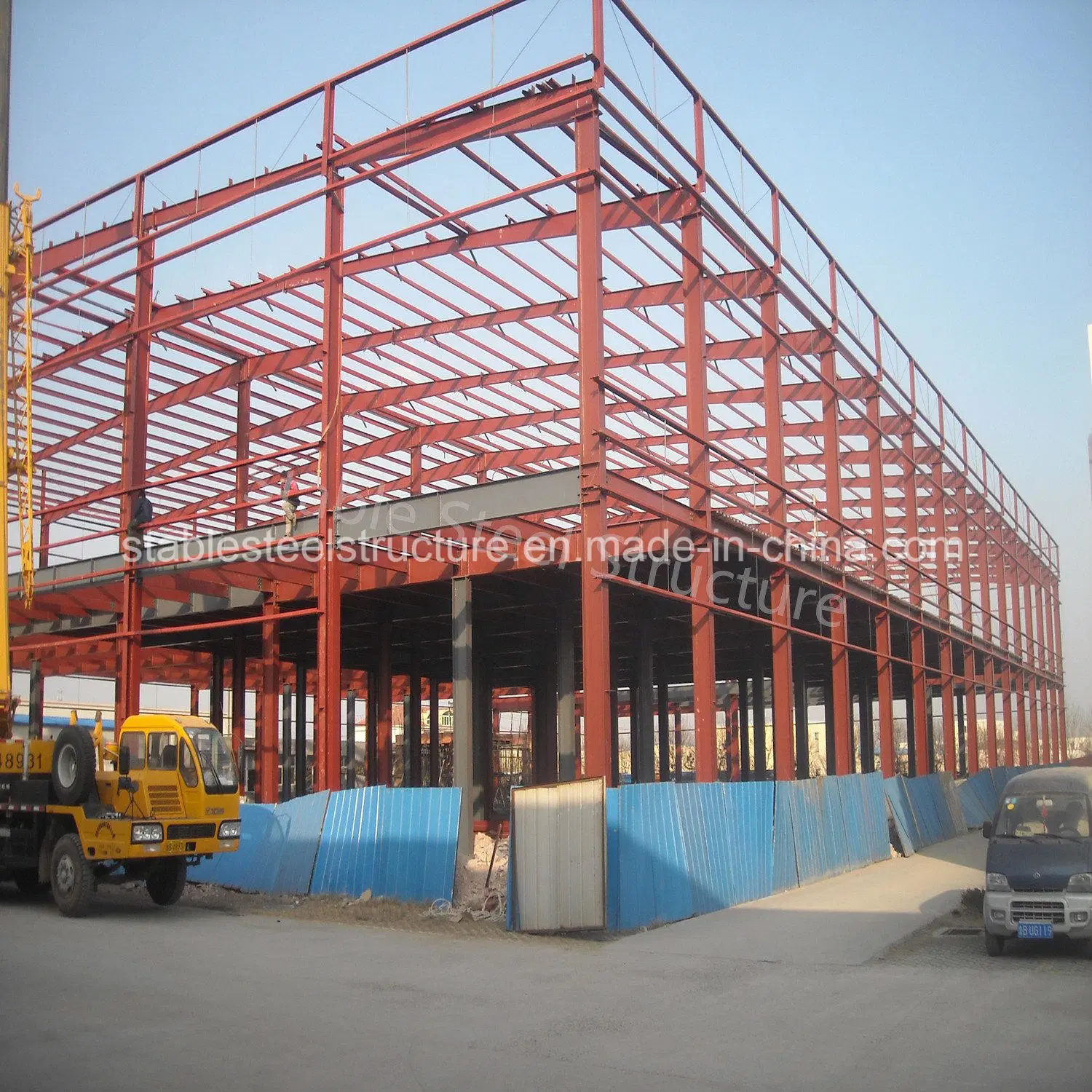 Construction rapide Bâtiment en acier préfabriqué avec mur de parapet et mezzanine.