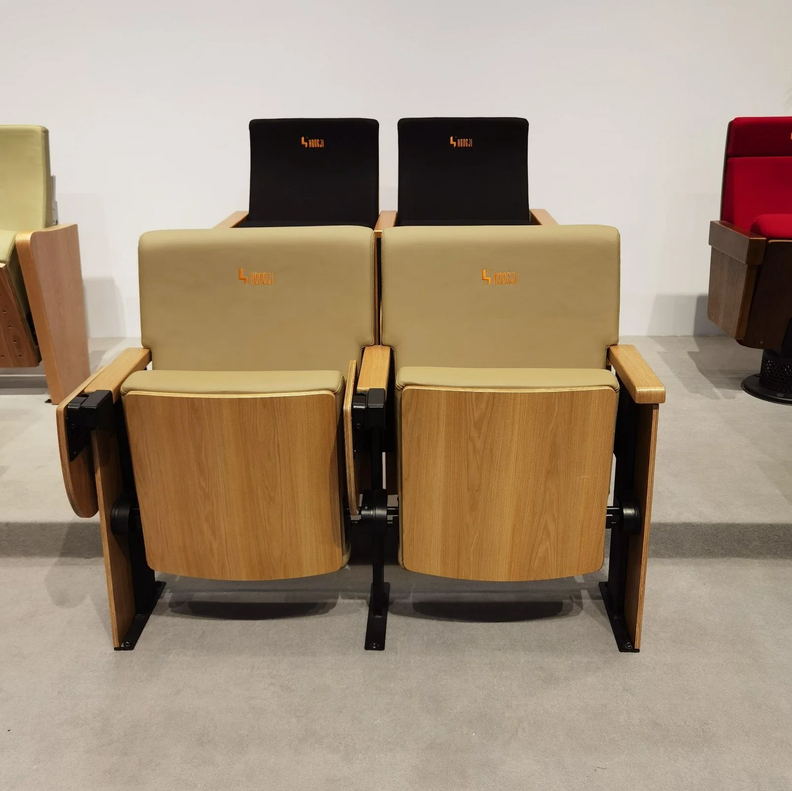 Bureau Cinéma Église Conférence Salle de cours École Université Culte Étudiant Théâtre Auditorium Chaise