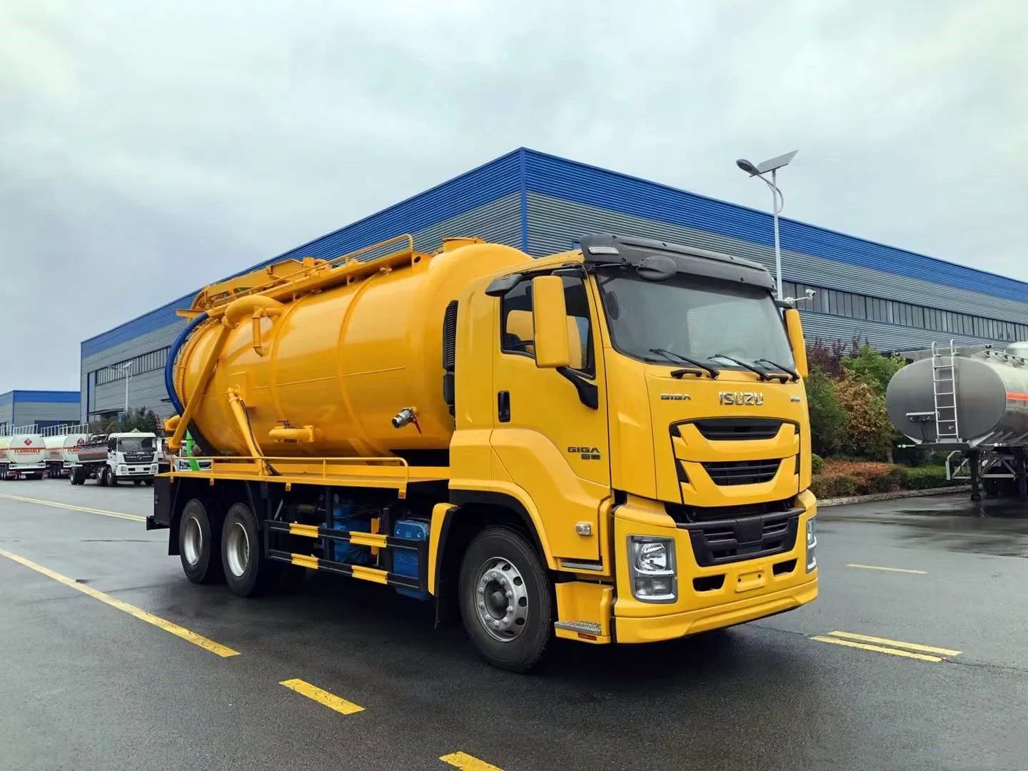 Iisuzu 6X4 Giga Airport Commuter Strong Suction Vehicle Sewage Fecal Suction Truck