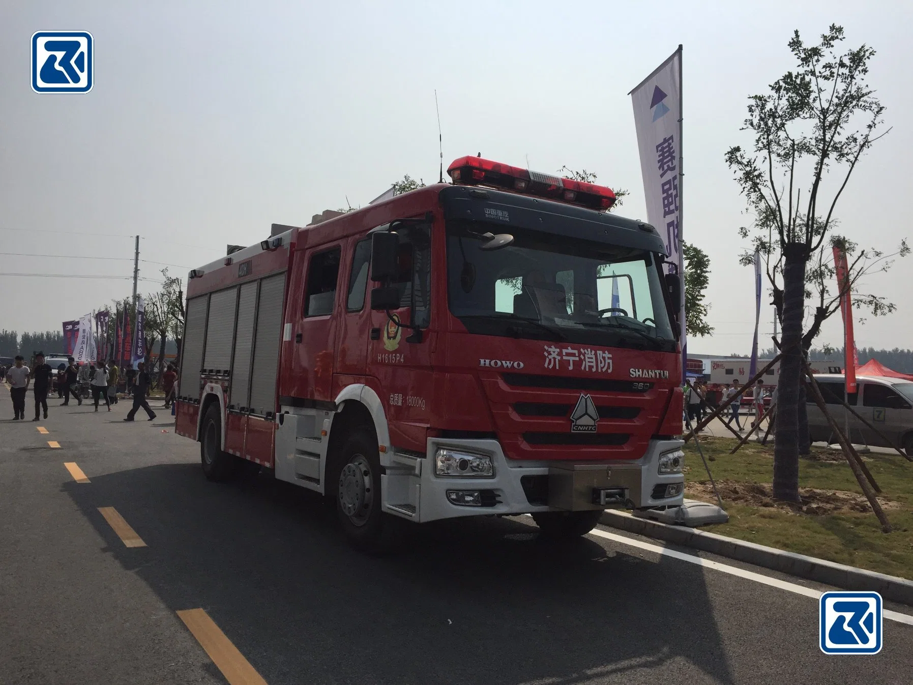 HOWO réservoir d'eau/mousse de secours incendie 8000 litres camion de lutte contre l'incendie