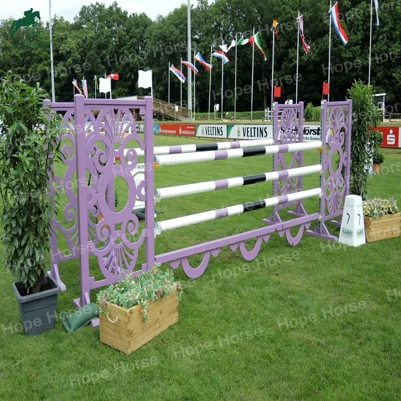 Salto de caballo para mostrar los saltos de caballo con alas de colores para la venta