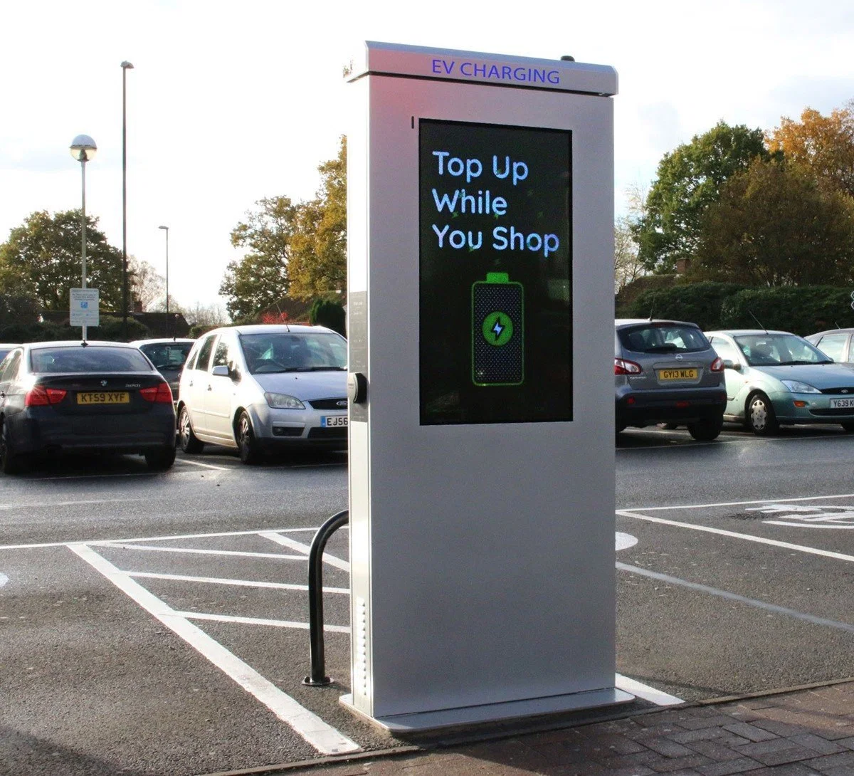 Señalización digital exterior pantalla LCD resistente a la intemperie vehículo eléctrico independiente Estación de carga para vehículos eléctricos de 55 pulgadas para exteriores