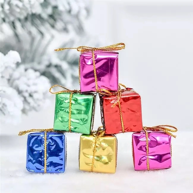 Weihnachtsfarbe Geschenkbox Kunststoff-Geschenktüte Anhänger 2cm-8cm Weihnachten Baum hängende Ornamente ein Set von 12pcs
