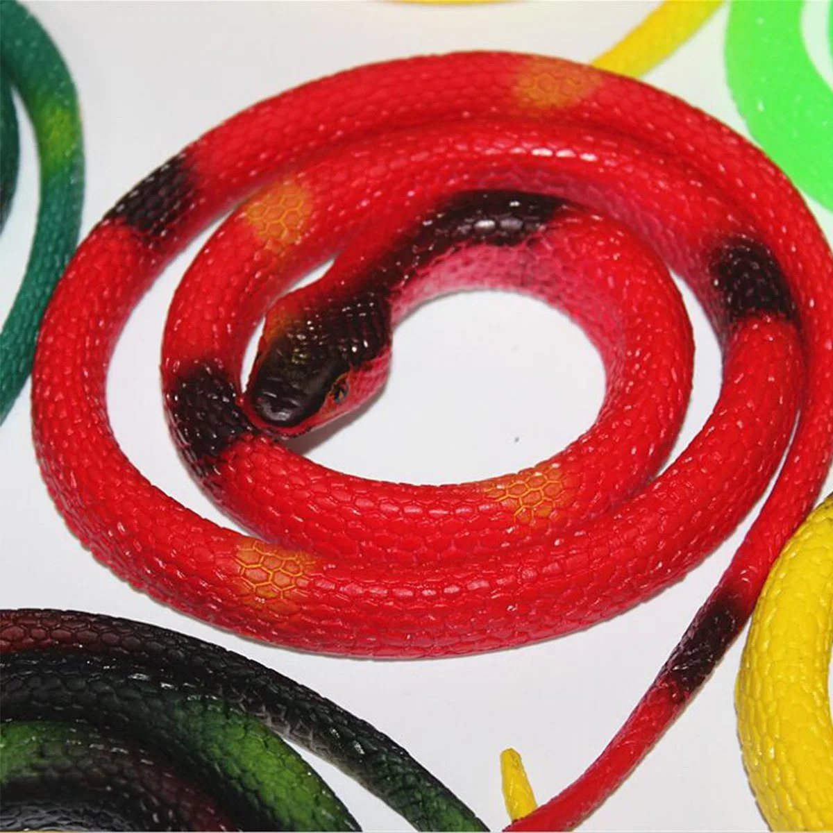 Gummi Schlangen realistische Fälschung Schlangen Schwarz Mamba Schlange Spielzeug für Gartenrequisiten