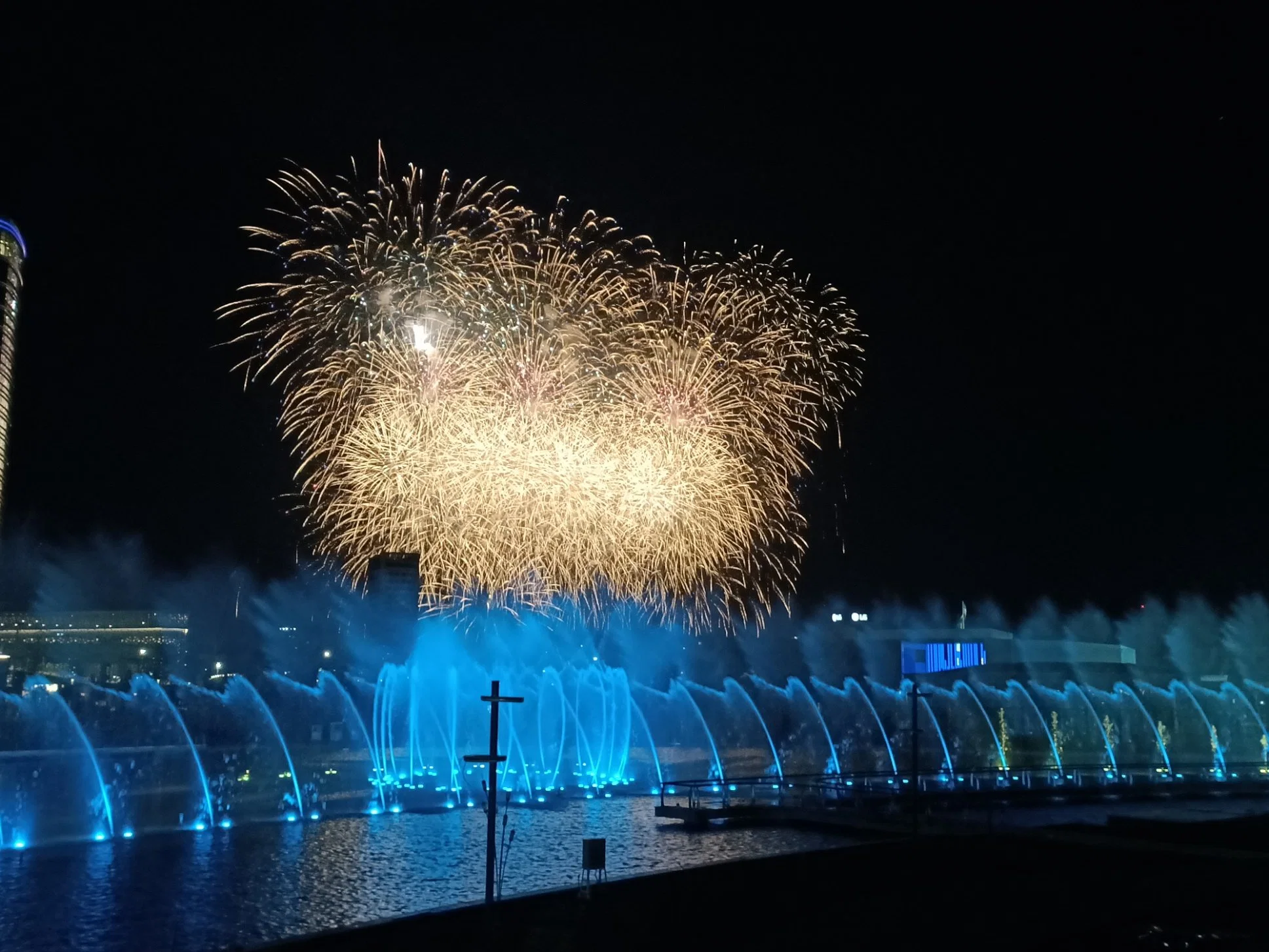 Großer Außenpool, Edelstahl, Leichte Tanzende Wasserfontäne-Show