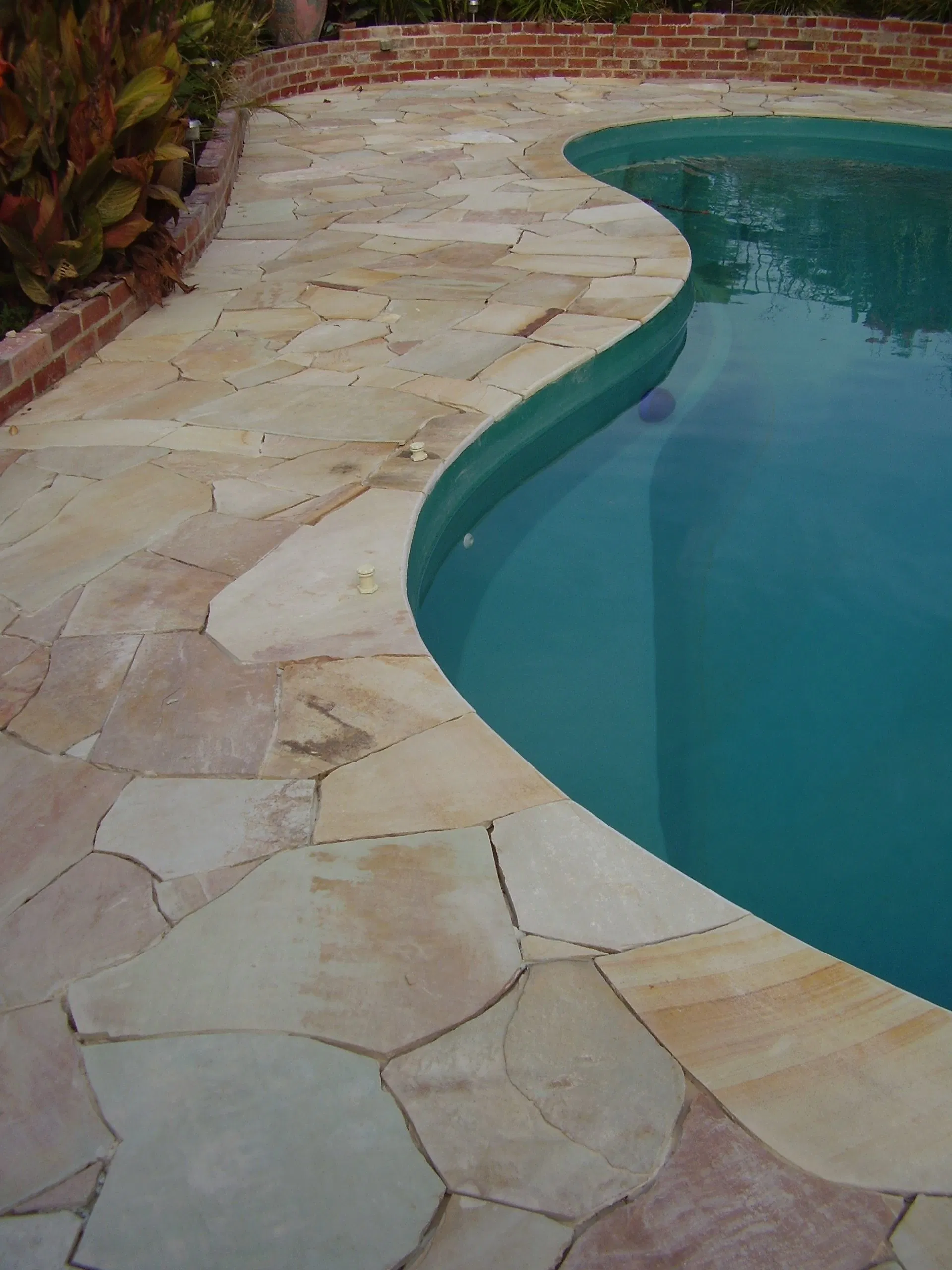 Nature Stone Pool Deck Teakwood Sandstone Pool Coping para nadar Pavimentación y baldosas