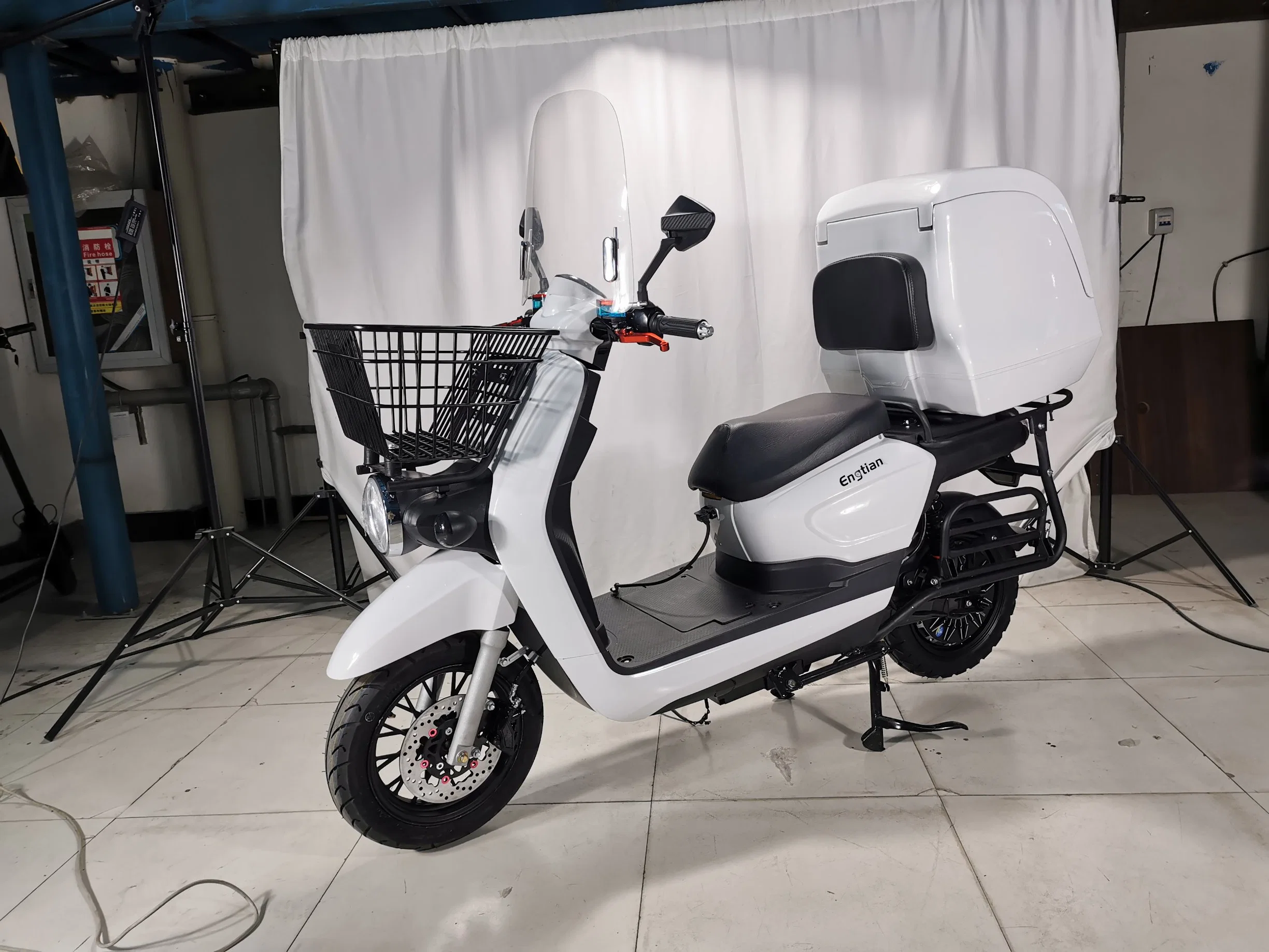 Classic Adult 2 ruedas 1000W 1200W Scooter Factory Oferta Express Fast Food motocicleta eléctrica con caja trasera para la venta