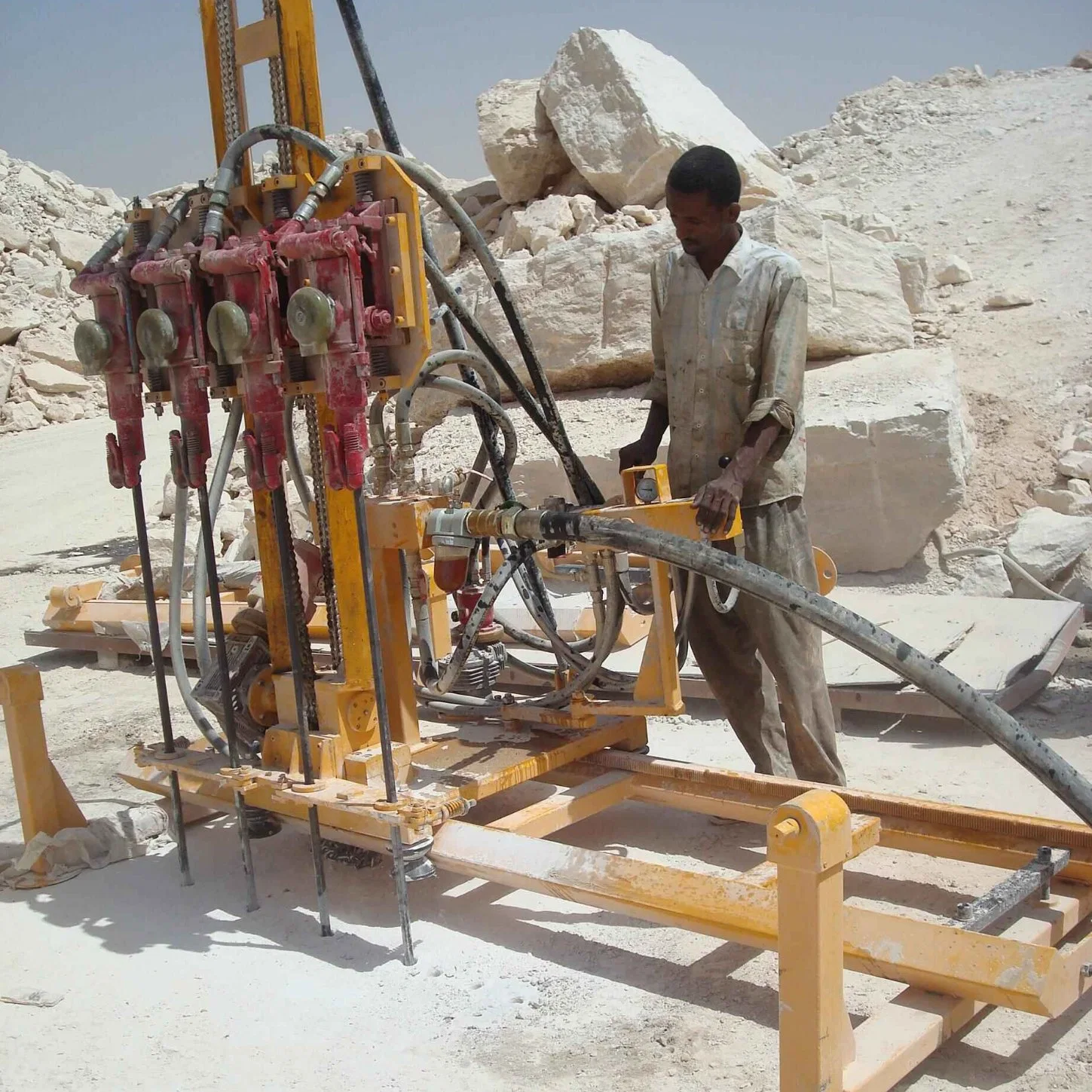 Mobile Rock Drill with 4 Hammers for Vertical Rock Drilling and Quarrying