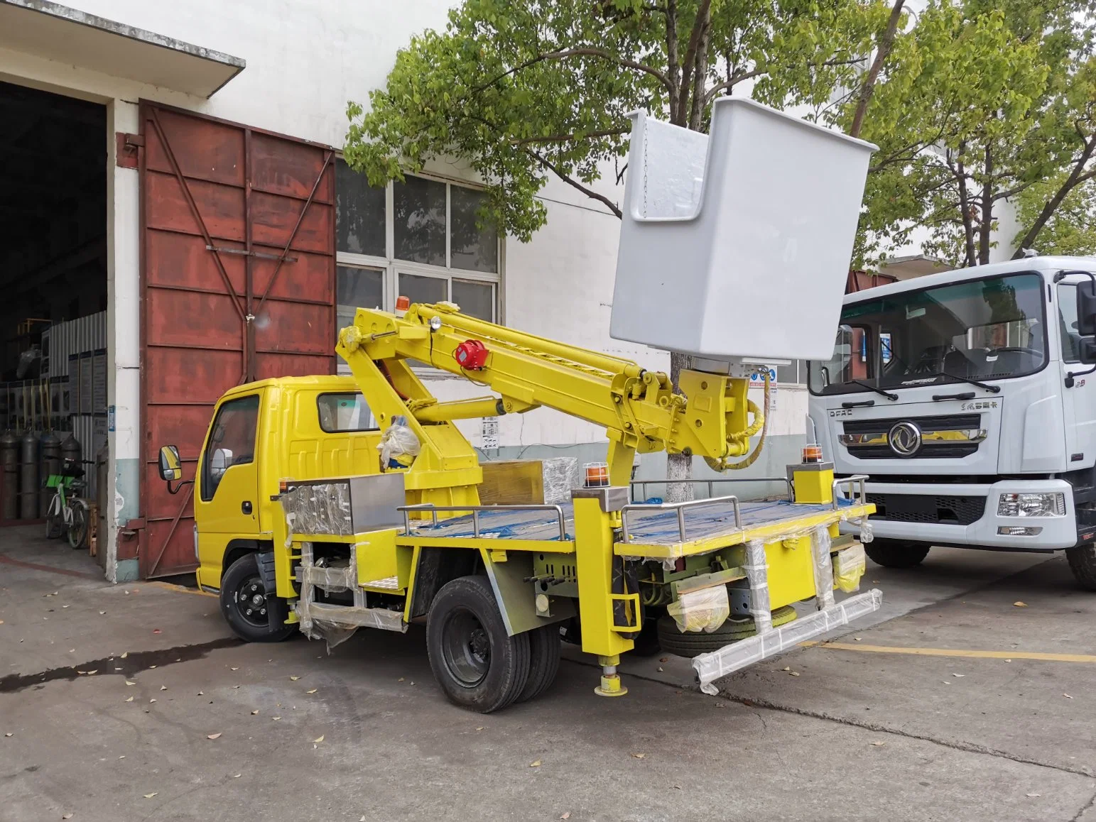 Japanese Brand 14m Hydraulic Aerial Platform Truck for Man Lift