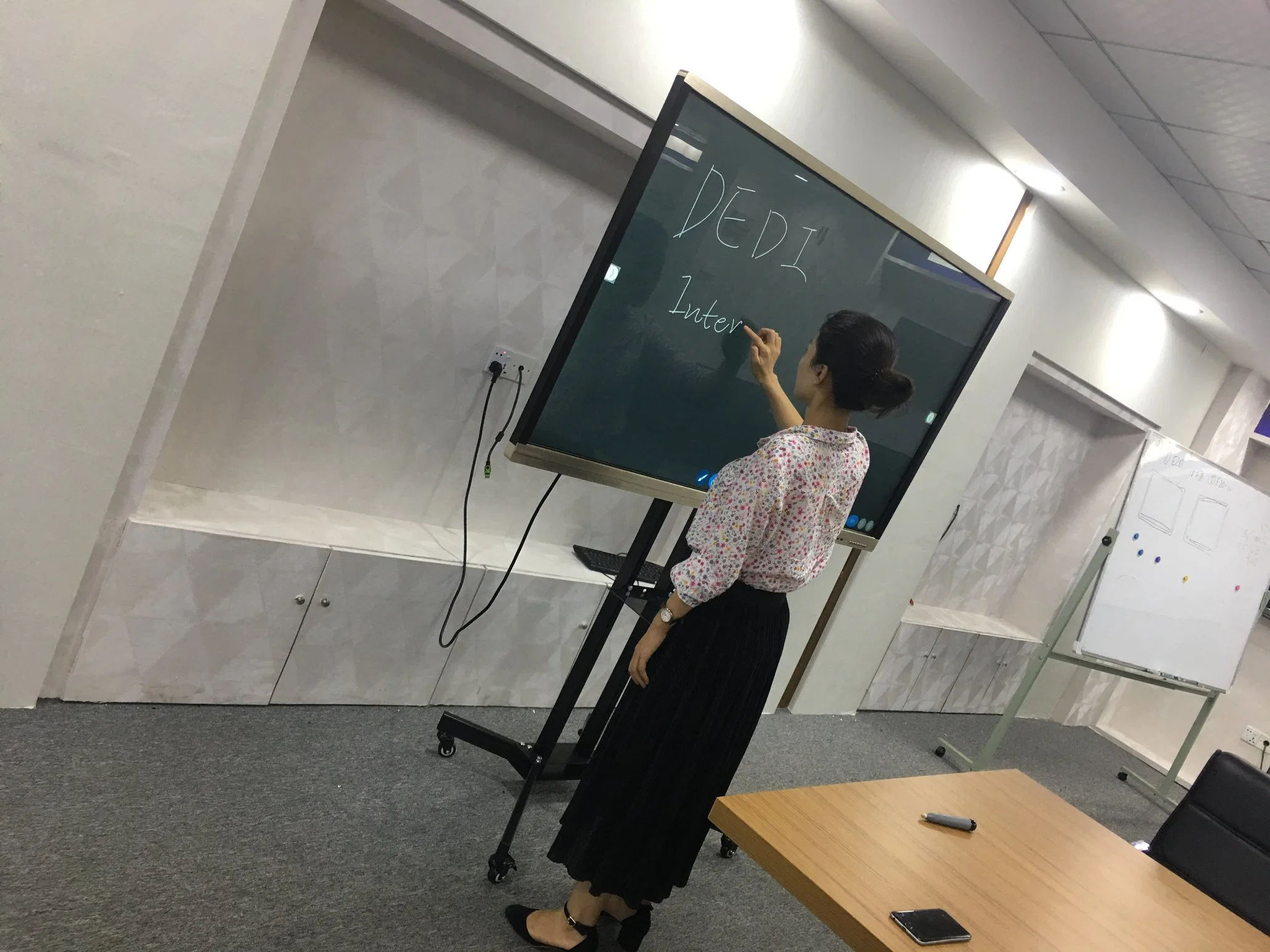 Dedi Original Manufacturer LG/Samsung/Sharp Panel Touch Screen LCD Interactive Whiteboard for Class