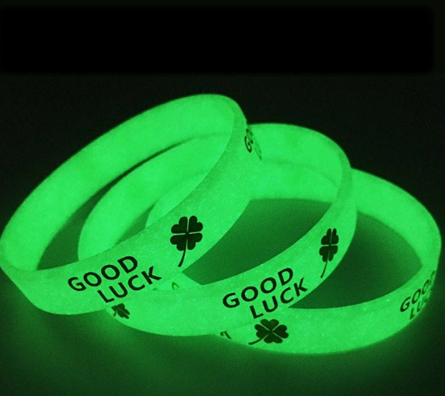 Bracelet en caoutchouc promotionnel gravée hautement personnalisés bracelet en silicone Logo d'impression personnalisée Glow dans Dark Bracelet en silicone