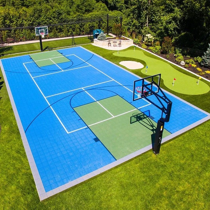 Rester à la maison et de jouer sur le jardin extérieur Cour Multi Sport avec un terrain de basketball peint et des lignes de cote de la Cour Pickleball