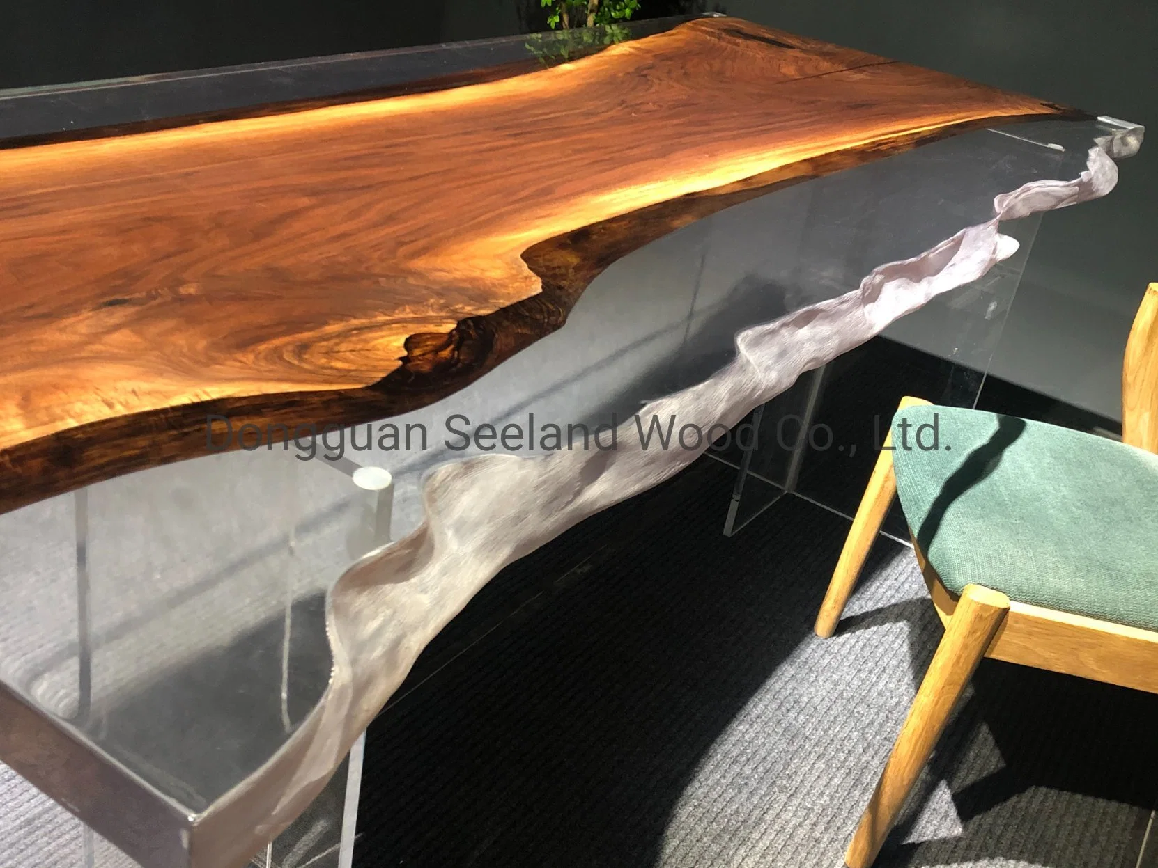 Raw Edge Custom Size Solid Wood Resin Table for Conference (جدول إعادة ضبط الخشب الصلب المخصص للمؤتمر)