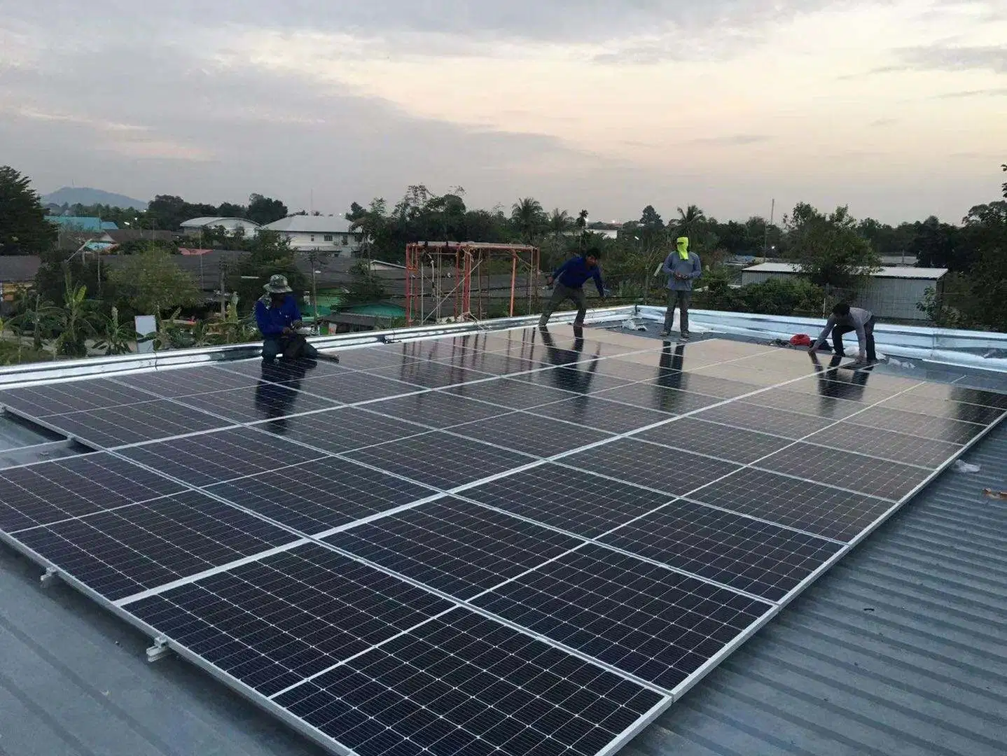 1385 Énergie solaire renouvelable Vente chaude Installation de systèmes solaires de 5 kW connectés au réseau 500 kW 1000 kW Kit de panneaux solaires de 1 MW relié au réseau pour centrale solaire
