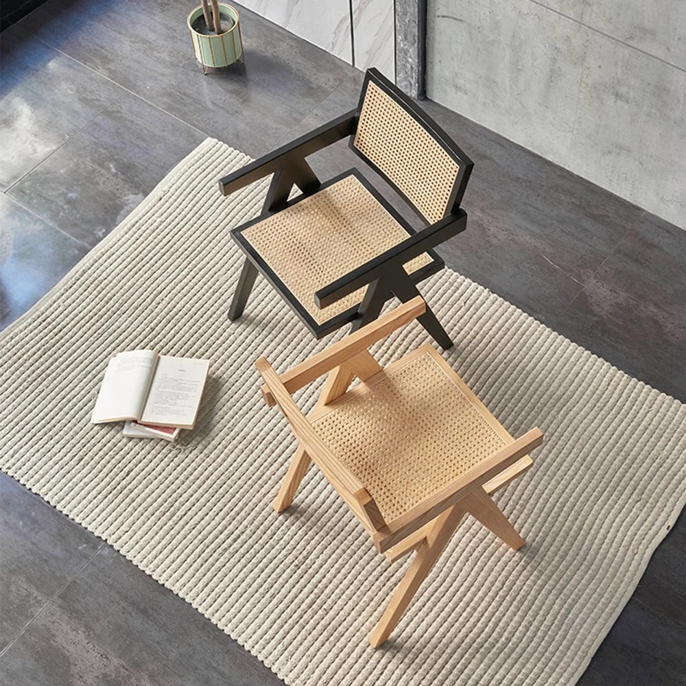 Muebles de madera sillas de mimbre tapizado de la cocina, sala de juego de comedor del hotel