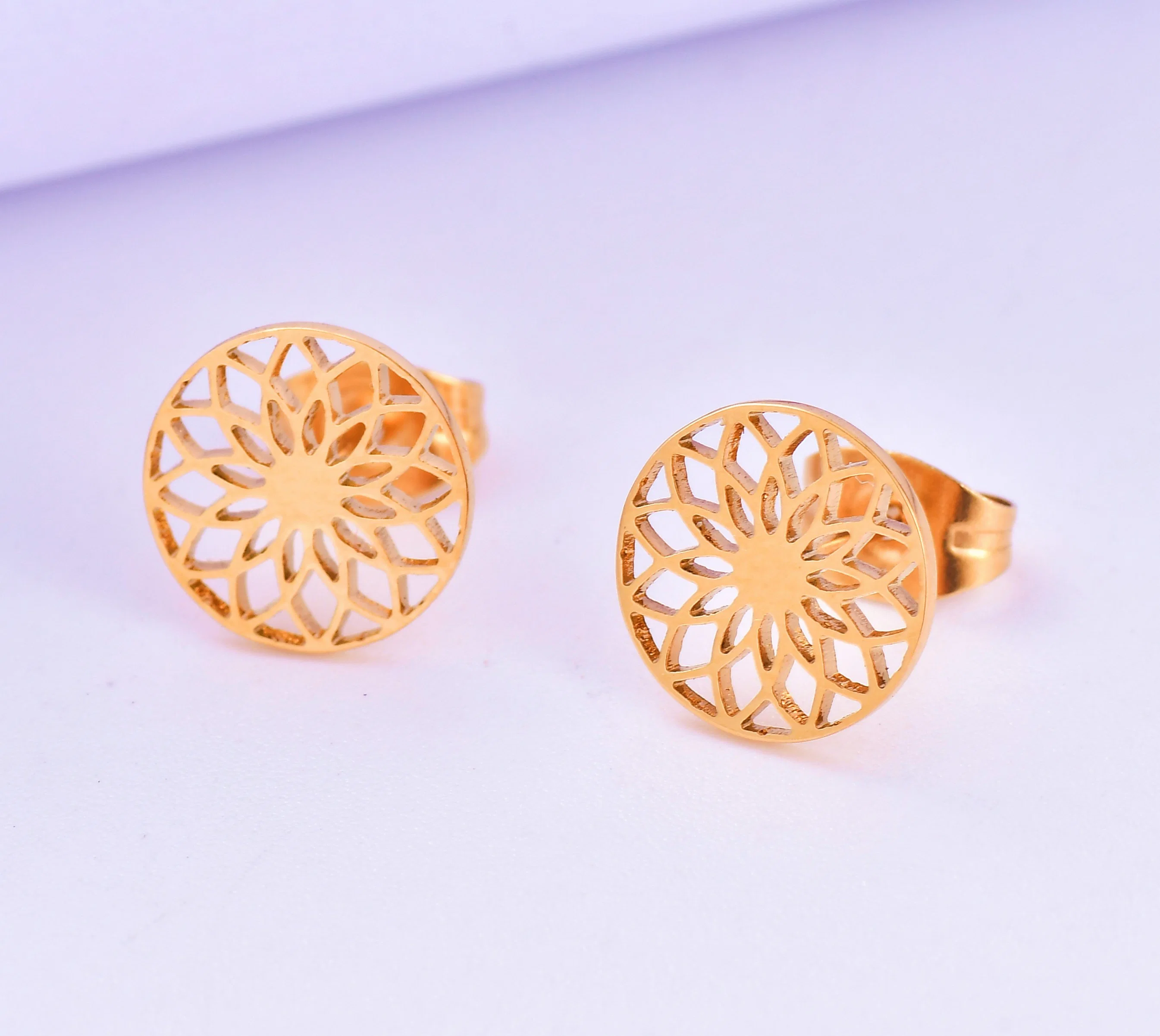 Comercio al por mayor Joyas de acero inoxidable Pendientes Pendientes chapado en oro 18K de regalo Pequeña Flor Oreja Stud Earrings