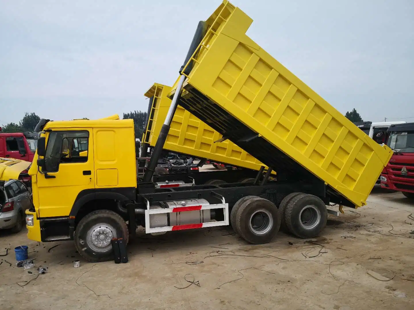 A segunda mão usou o camião renovado 336HP 371HP HOWO em bom estado Camião basculante Sinotruk HOWO Shacman usou 20 40 toneladas de camião basculante Camião basculante/camião de descarga usado para venda