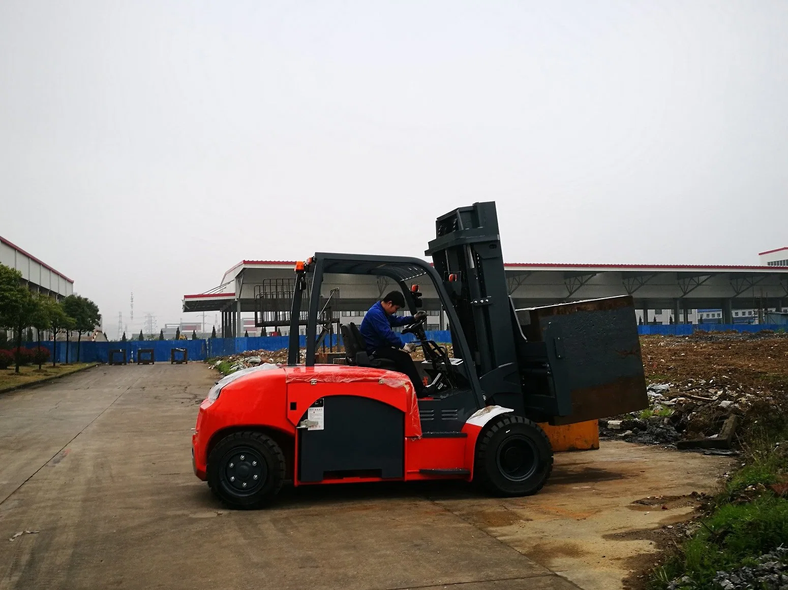 Heli Nouveau chariot élévateur électrique de 10 tonnes Cpd100 Avec chargeur de batterie