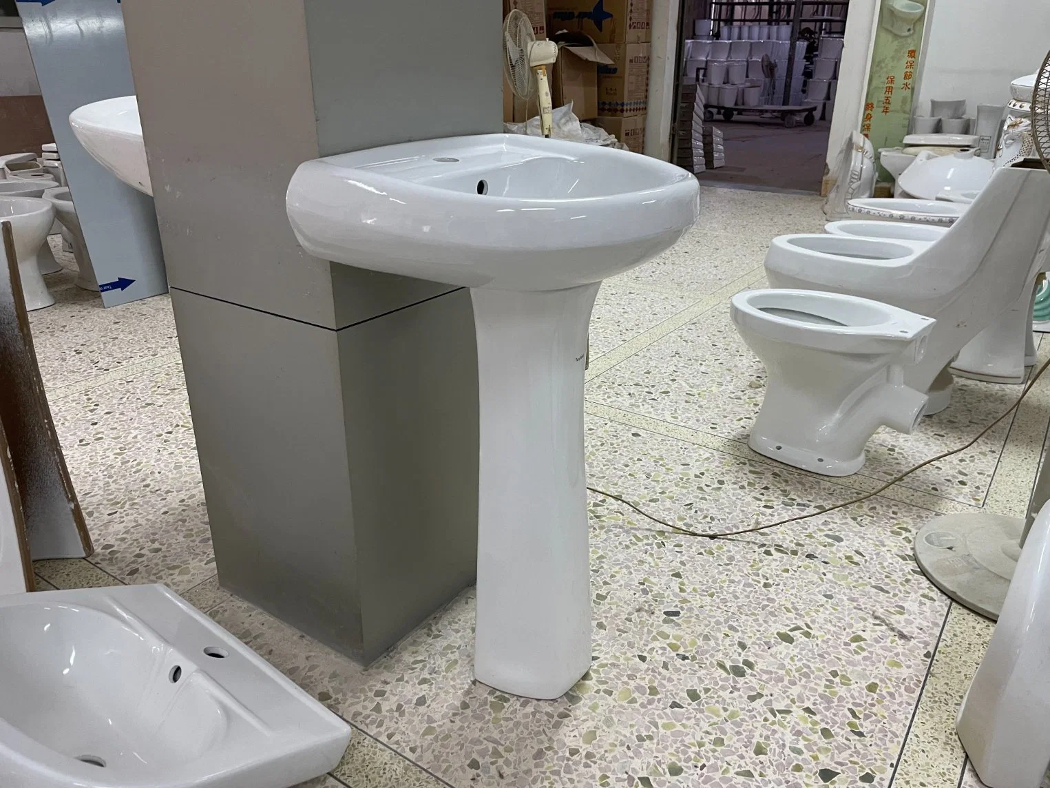 China Günstige Twyford Pedestal Basin Keramik Sanitärkeramik für Nigeria Ghana