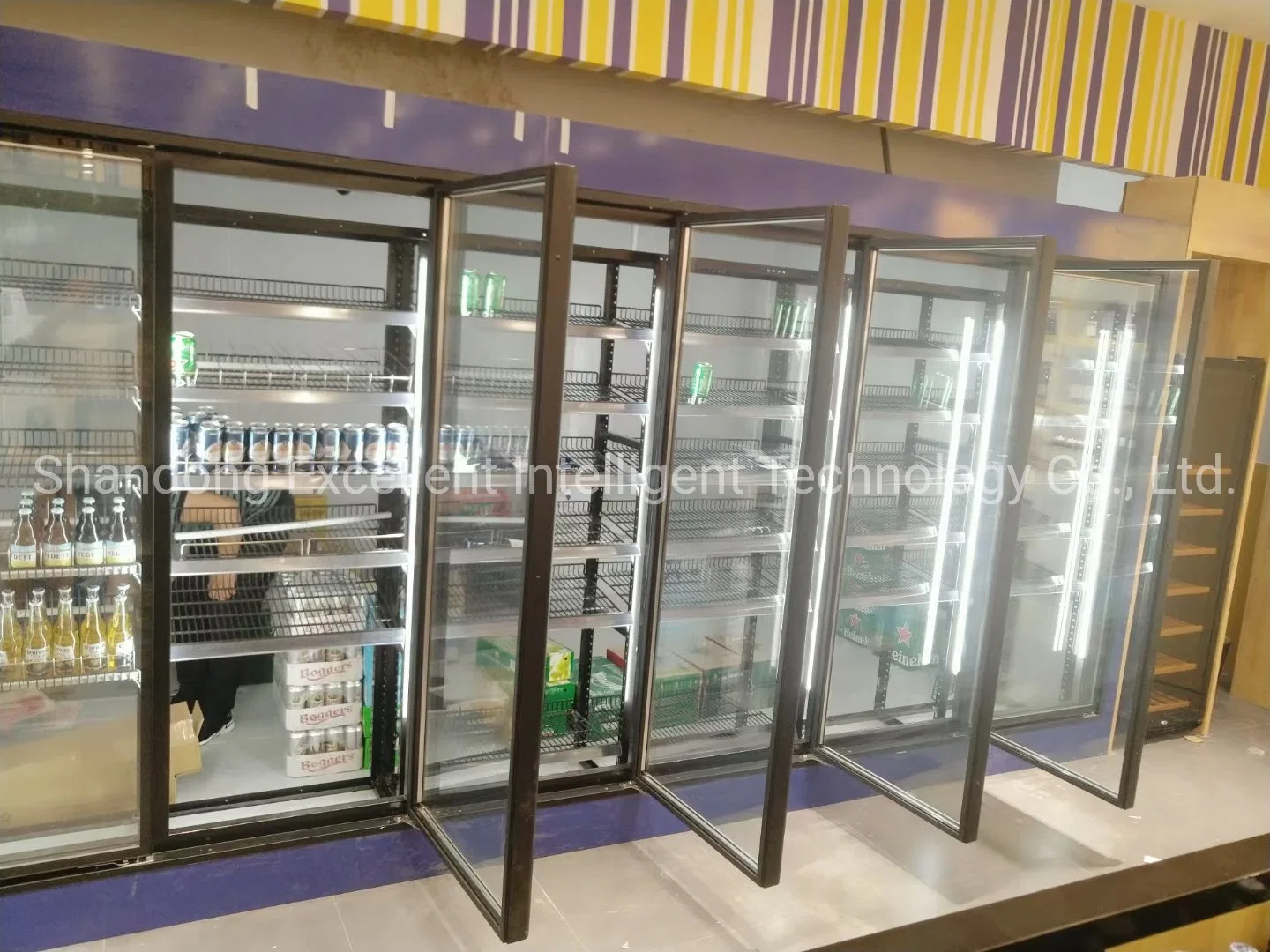 Almacenamiento en frío comercial restaurante sala fría a pie en el refrigerador