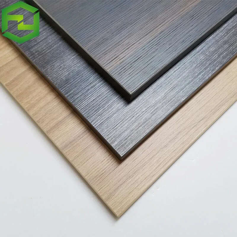 1220*2440mm Cabinet face en bois en placage stratifié Raw UV fente étanche résistant à l'humidité brillant fendu Fancy plaine en carton Mélamine MDF