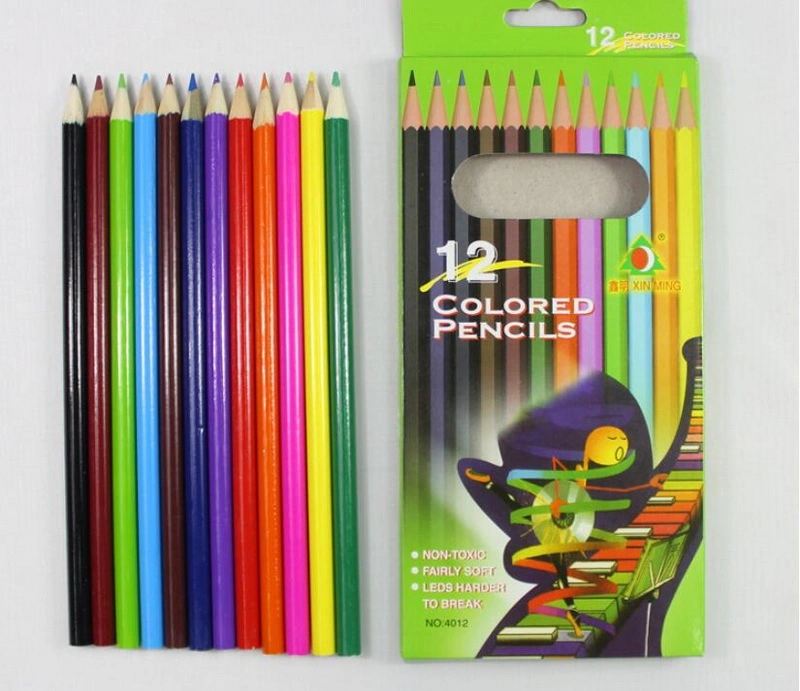 Crayon couleur avec logo imprimé sur le crayon et l'emballage