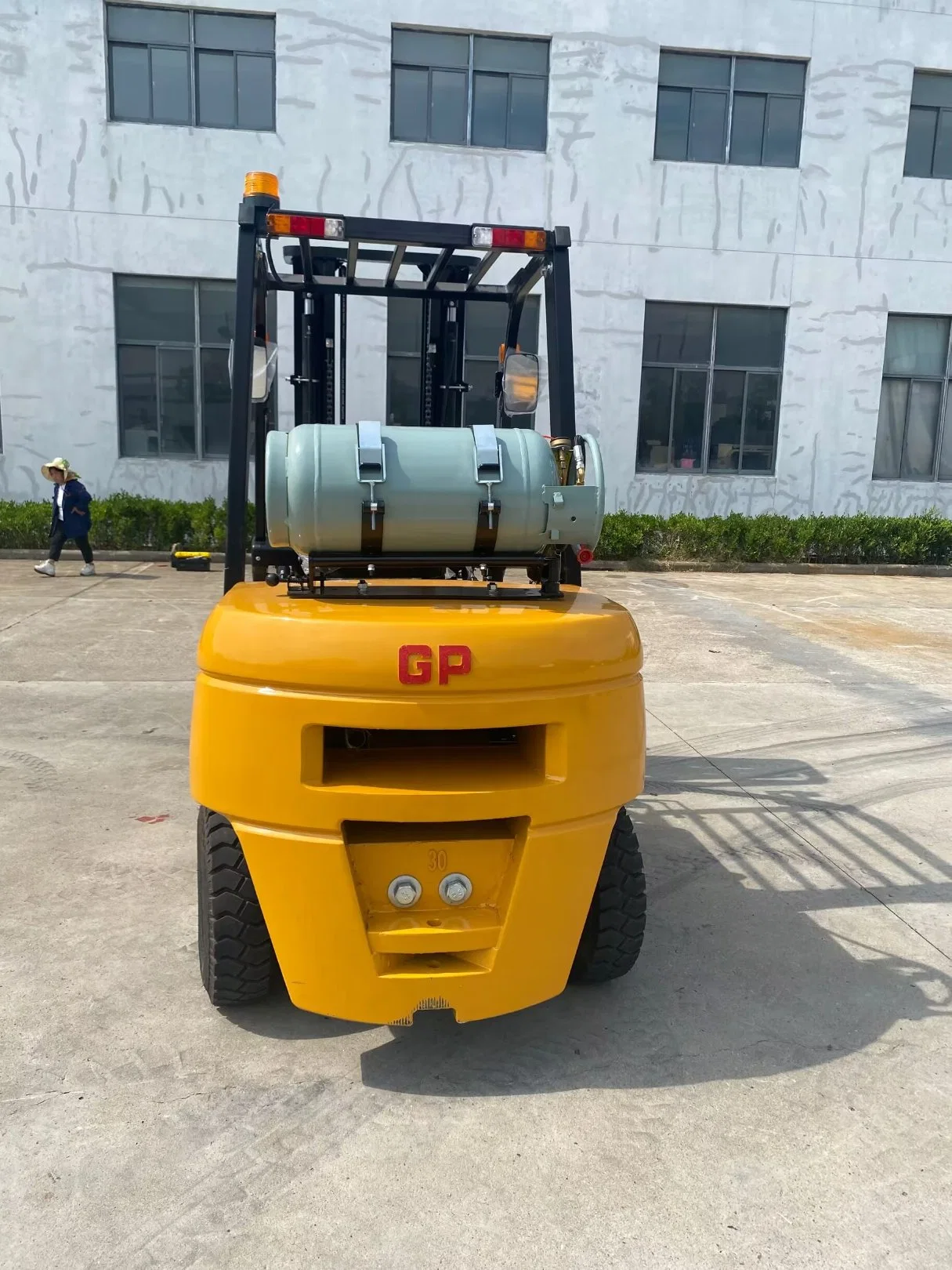 شاحنة رفع طنان LPG تعمل على ForkLift (ارتفاع الرفع 5 م)