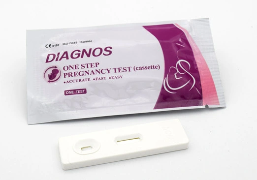 Um passo de cassete de fita de teste de gravidez e Midstream (urina) / Teste rápido de Gravidez