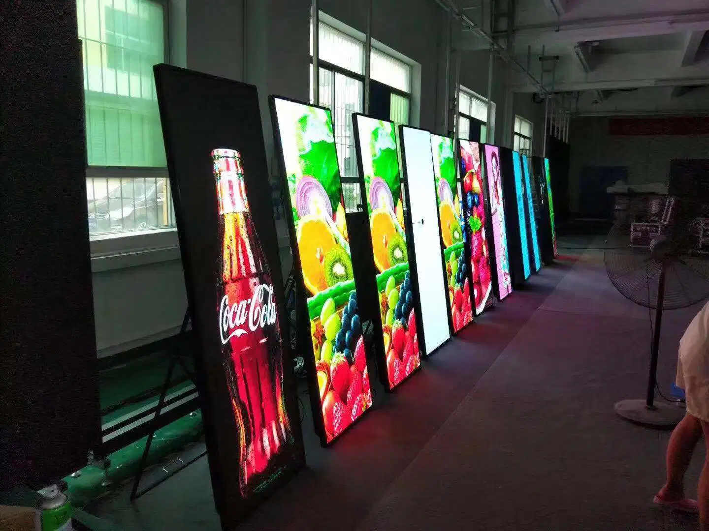 Cartel de suelo de la publicidad display LED