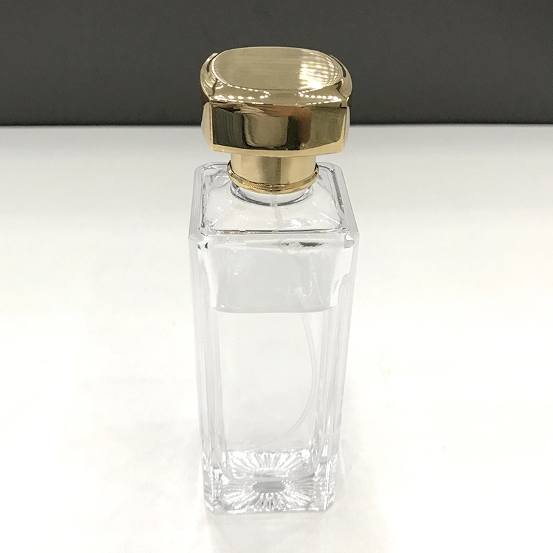 Bouteille de parfum lourde avec accessoires, capuchon en zamak et insert en plastique standard.