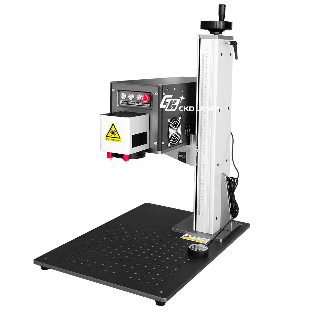 Sistema de marcado láser CO2 de tamaño pequeño con un cuerpo bien diseñado y. Luz intermitente de seguridad para mejorar la productividad