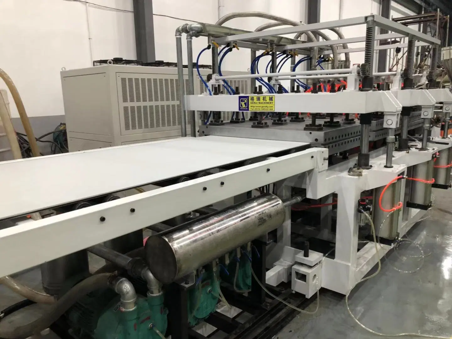 La garantía de calidad de PVC Plástico PP PS la hoja de extrusión de perfiles huecos de la línea de producción de la máquina