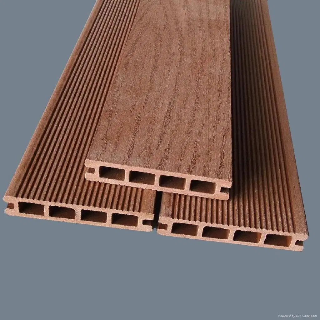 Plancher de terrasse en composite bois-plastique durable, antidérapant et imperméable.